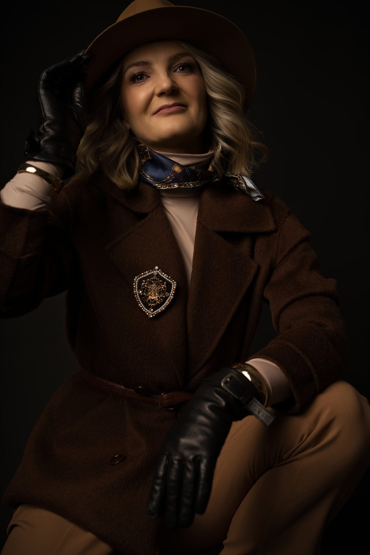 Portret w kapeluszu i skórzanych rękawiczkach